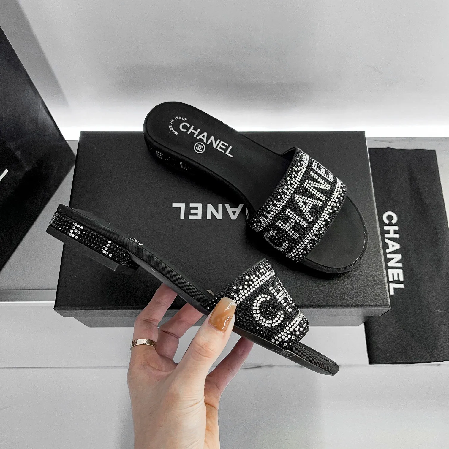 👟👟Ex-factory price 440👟👟 Xiaoxiang Chanel rhinestone slippers with large black rhinestone letters, these really blingbling slippers are full of diamonds. They are both classic and artistic, and can be styled according to your daily style. The characteristic is that the hot diamonds are particularly shiny. They are made with heavy craftsmanship and are not easy to fall off. They have the sexy temperament of celebrities and are versatile. Color: black, white, 35-40 leather outsole